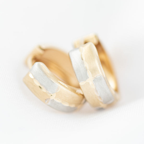 Arracadas articuladas en oro amarillo 14 kilates.