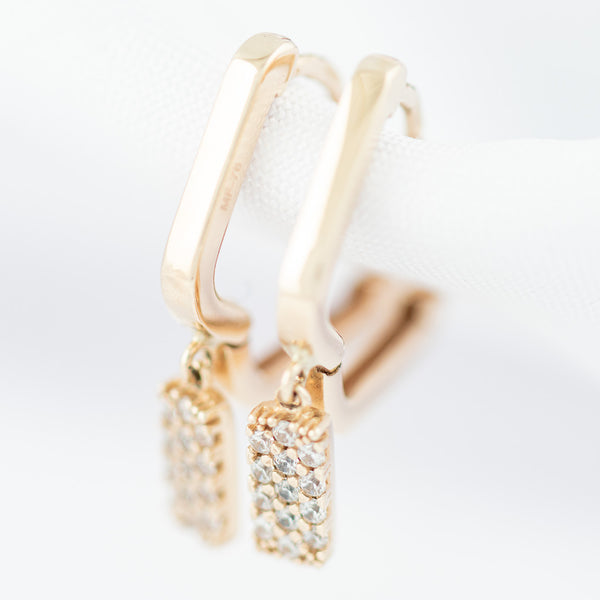 Arracadas diseño especial con colgantes y circonias en oro amarillo 14 kilates.