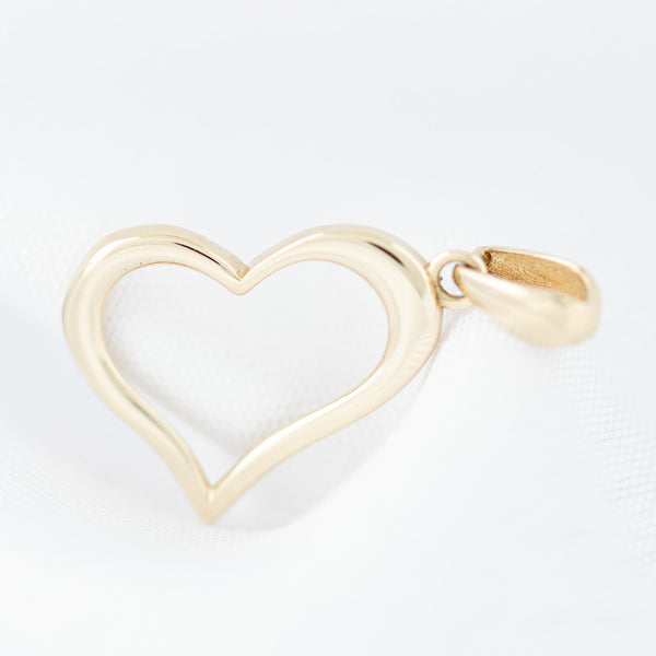 Dije diseño especial motivo corazón en oro amarillo 14 kilates.