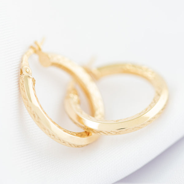 Arracadas facetas en oro amarillo 14 kilates.