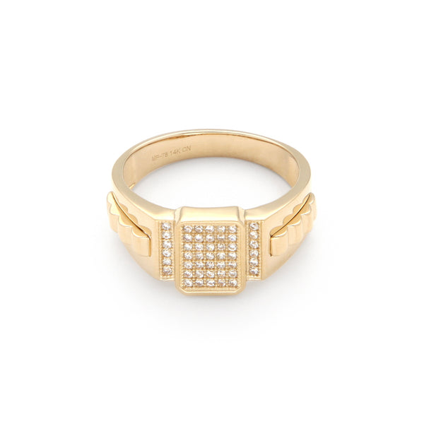 Anillo tipo sello con circonias en oro amarillo 14 kilates.