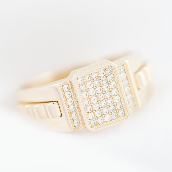 Anillo tipo sello con circonias en oro amarillo 14 kilates.