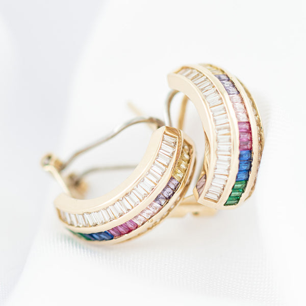 Aretes diseño especial con circonias en oro amarillo 14 kilates.