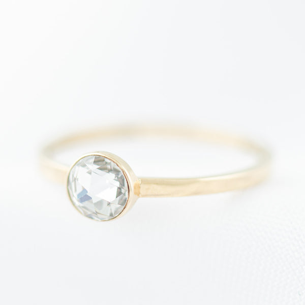 Anillo de compromiso con circonias en oro amarillo 14 kilates.