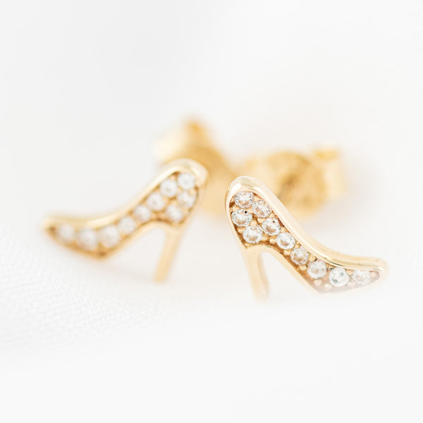 Aretes diseño especial motivo zapatilla con circonias en oro amarillo 14 kilates.