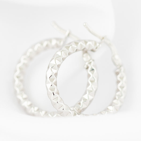 Arracadas facetadas en oro blanco 14 kilates.