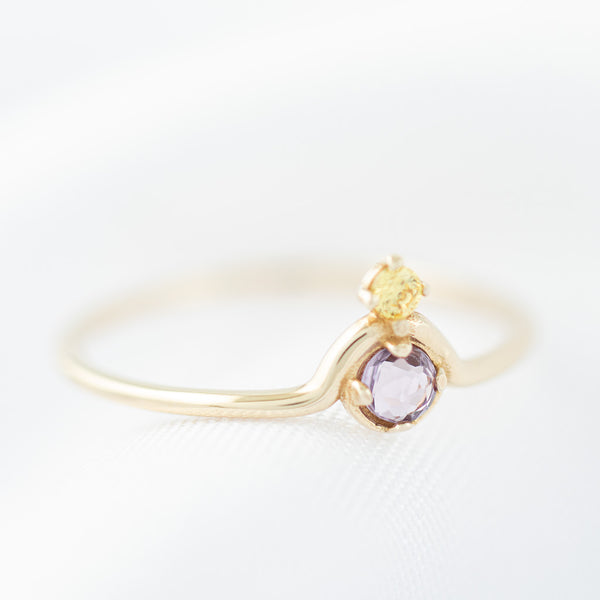 Anillo diseño especial con sintéticos en oro amarillo 14 kilates.