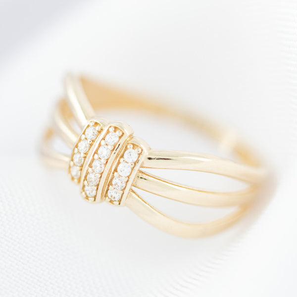 Anillo diseño especial motivo nudo con circonias en oro amarillo 14 kilates.