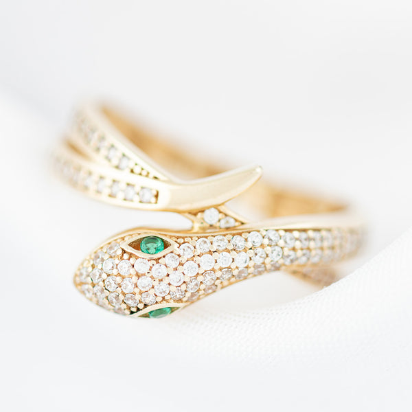 Anillo diseño especial motivo víbora con sintéticos en oro amarillo 14 kilates.