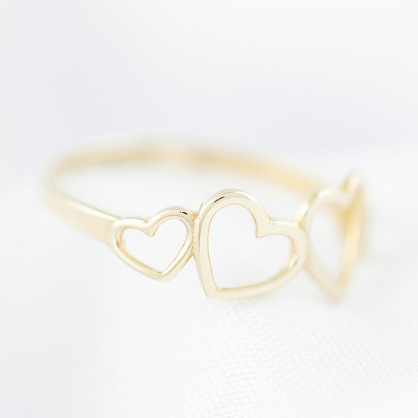 Anillo diseño especial motivo corazones en oro amarillo 14 kilates.