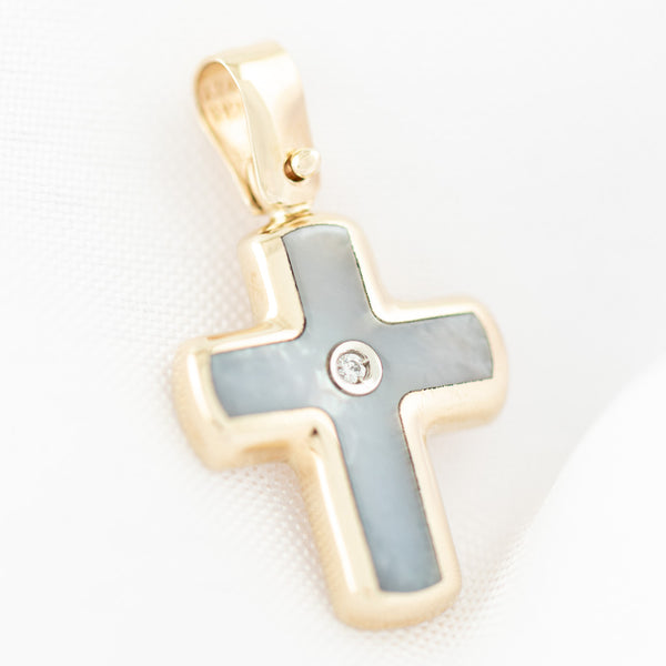 Cruz diseño especial con madre perla y circonia en oro amarillo 14 kilates.