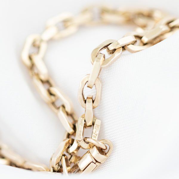 Pulsera eslabón cruzado en oro amarillo 14 kilates.