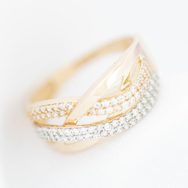 Anillo diseño especial con circonias en oro amarillo 14 kilates.