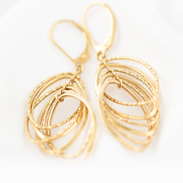 Aretes huecos con colgantes en oro amarillo 14 kilates.