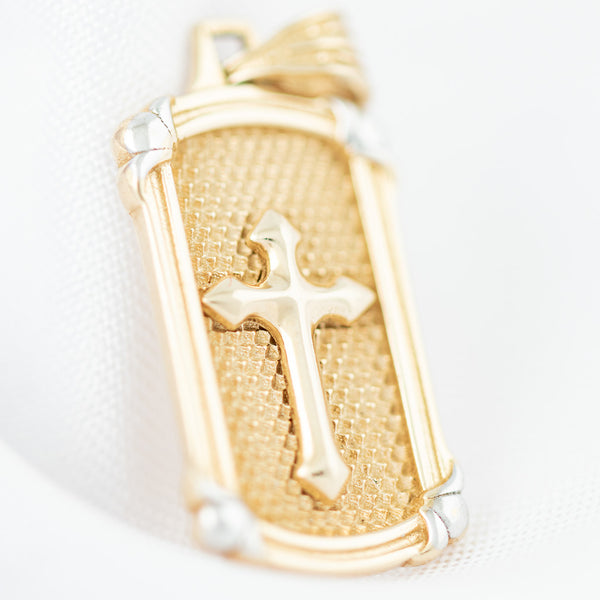 Medalla diseño especial motivo cruz en oro amarillo 14 kilates.