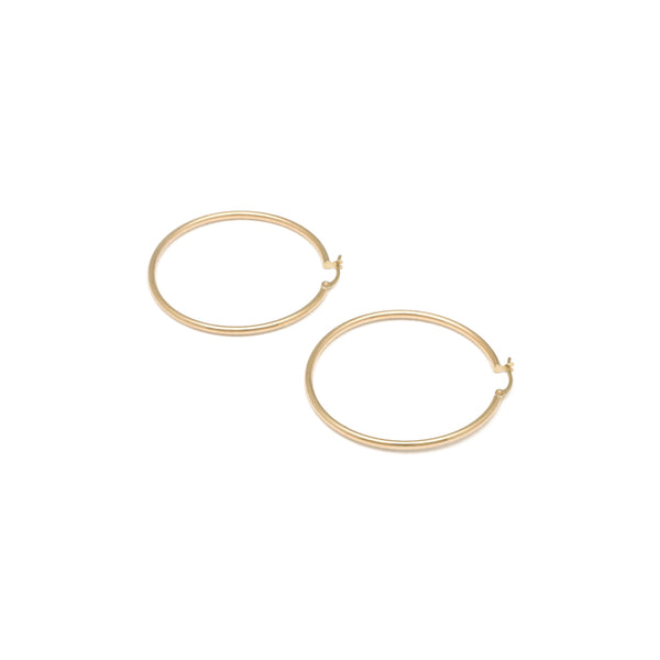 Arracadas tubulares huecas en oro amarillo 14 kilates.