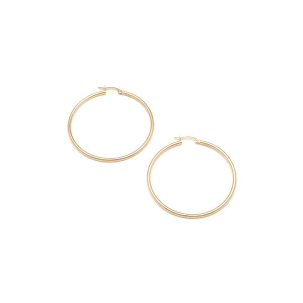 Arracadas tubulares huecas en oro amarillo 14 kilates.