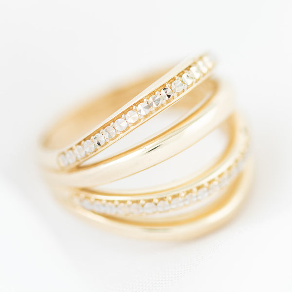 Anillo diseño especial en oro amarillo 14 kilates.
