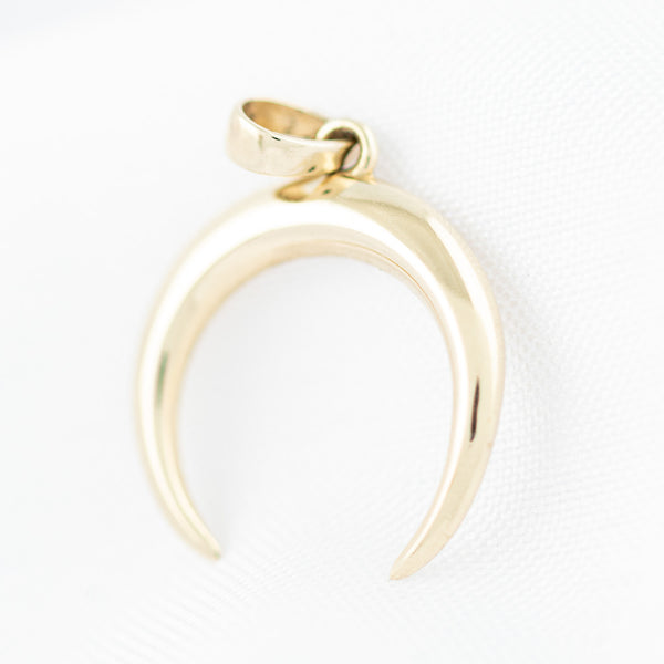 Dije diseño especial motivo luna en oro amarillo 14 kilates.