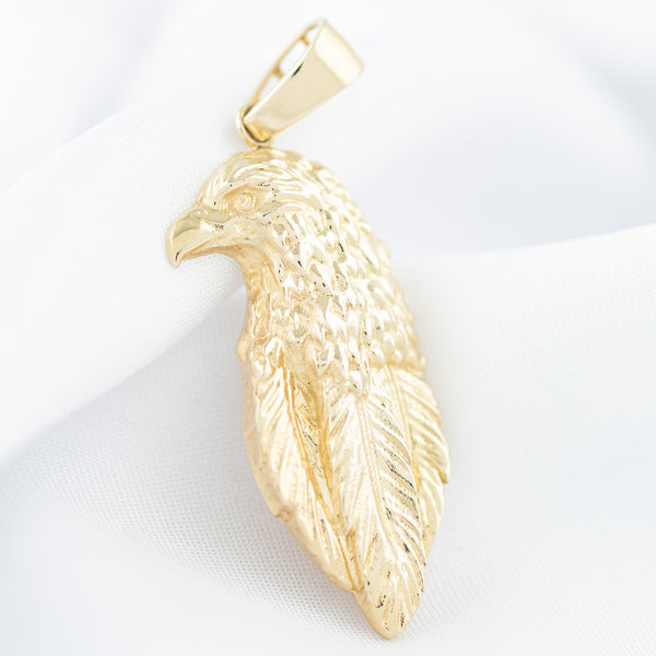 Dije diseño especial motivo águila en oro amarillo 14 kilates.