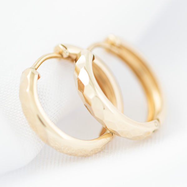 Arracadas articuladas en oro amarillo 14 kilates.