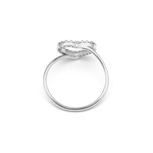Anillo ondulado motivo corazón con sintéticos en oro blanco 14 kilates.