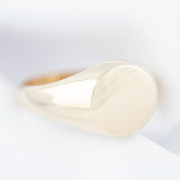Anillo tipo sello en oro amarillo 14 kilates.