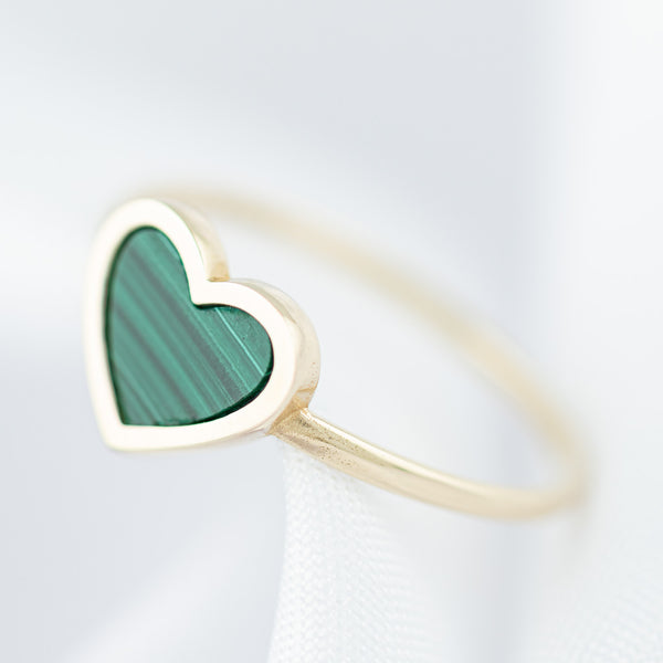 Anillo diseño especial motivo corazón con sintético en oro amarillo 14 kilates.