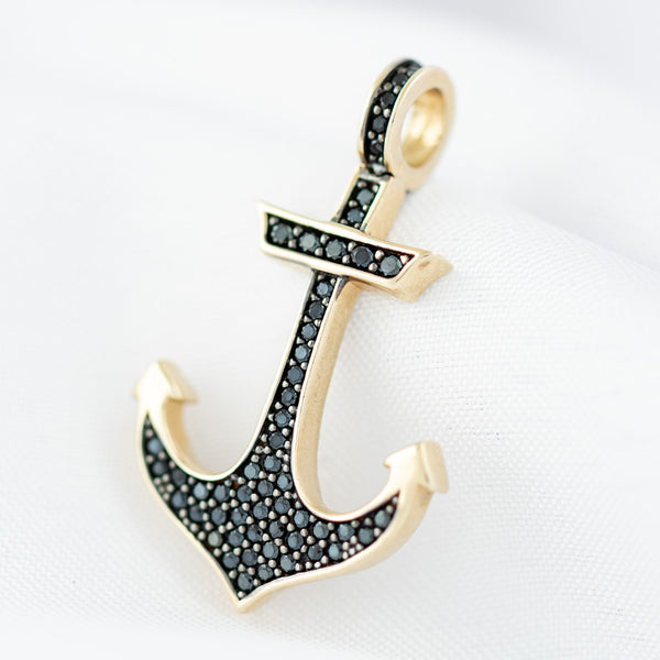 Dije diseño especial motivo ancla con circonias en oro amarillo 14 kilates.