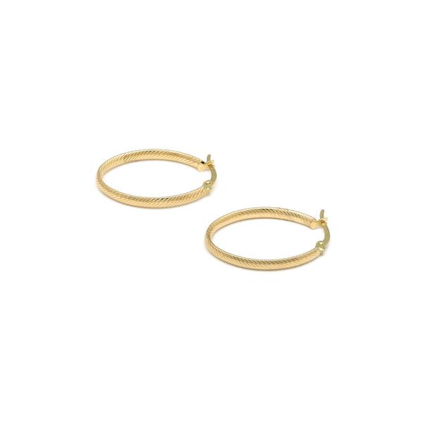 Arracadas estriadas huecas en oro amarillo 14 kilates.