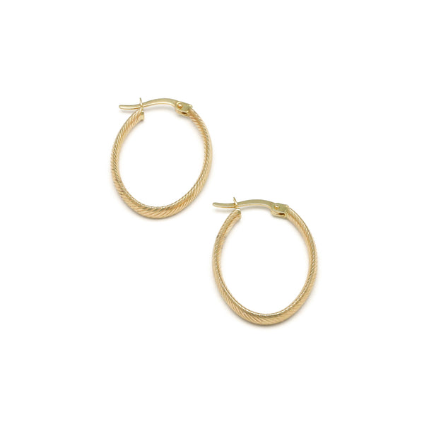 Arracadas estriadas huecas en oro amarillo 14 kilates.
