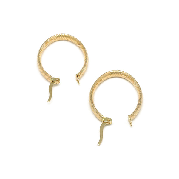 Arracadas estriadas huecas en oro amarillo 14 kilates.