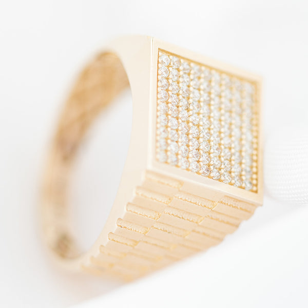 Anillo tipo sello con circonias en oro amarillo 14 kilates.