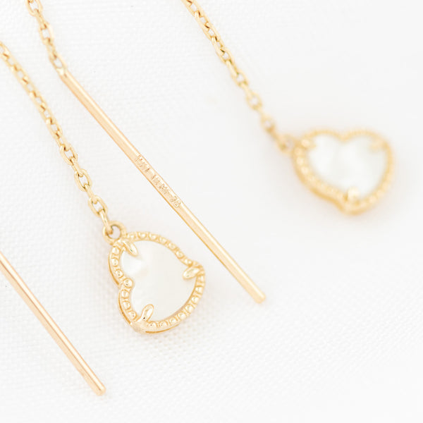 Aretes diseño especial con colgantes motivo corazón y madre perla en oro amarillo 14 kilates.