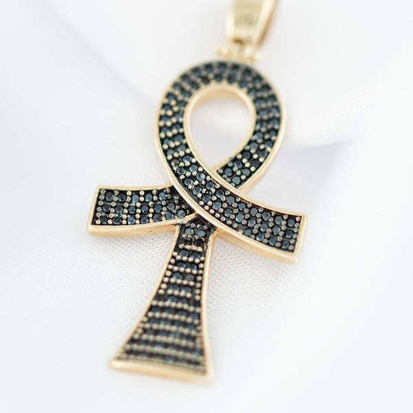 Cruz egipcia diseño especial con sintéticos en oro amarillo 14 kilates