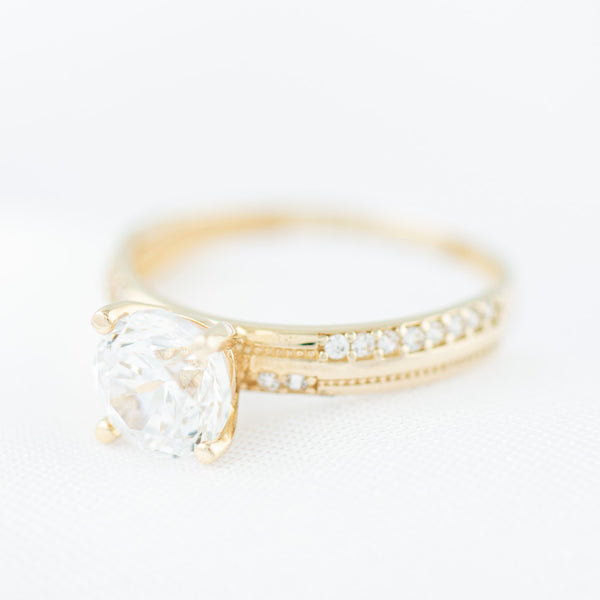 Anillo de compromiso con circonias en oro amarillo 14 kilates.