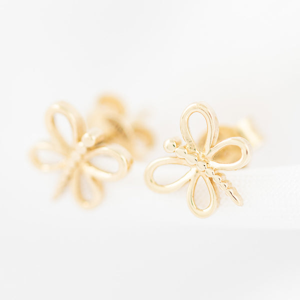 Aretes calados motivo mariposa en oro amarillo 14 kilates.