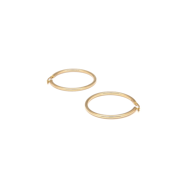 Arracadas tubulares huecas en oro amarillo 14 kilates.