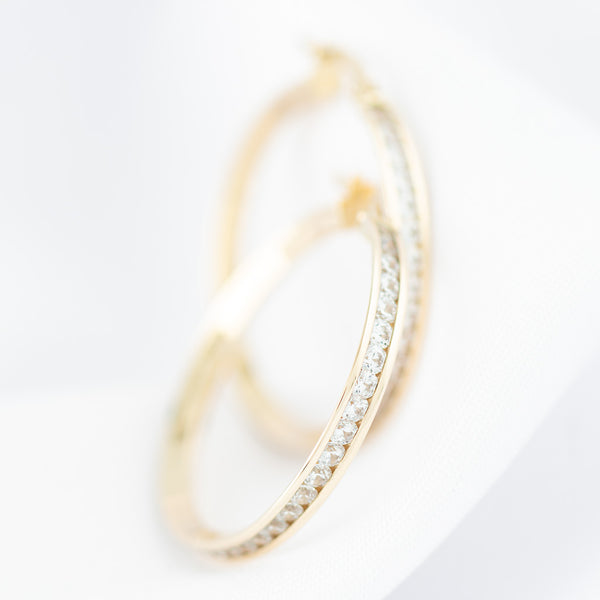 Arracadas diseño especial con circonias en oro amarillo 14 kilates.