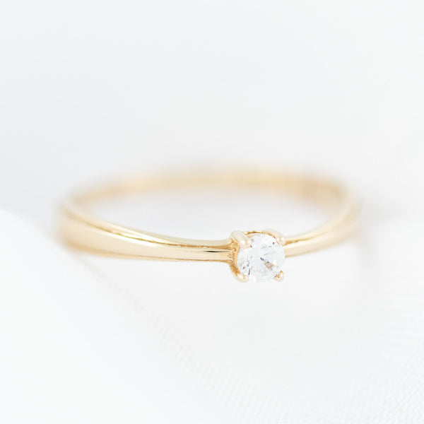 Anillo de compromiso con circonia en oro amarillo 14 kilates.