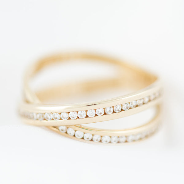 Anillo diseño especial con circonias en oro amarillo 14 kilates.