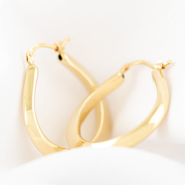 Arracadas lisas huecas en oro amarillo 14 kilates.