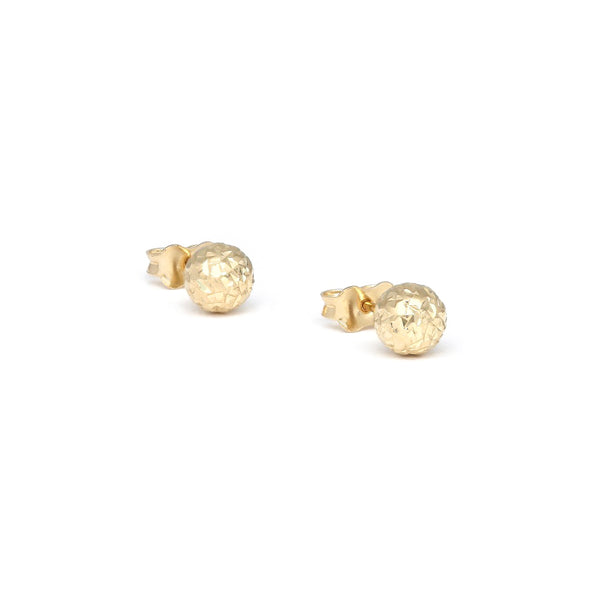 Aretes facetados en oro amarillo 14 kilates.