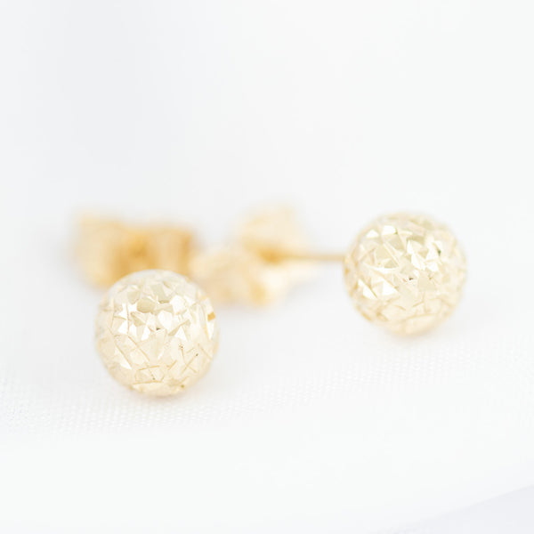 Aretes facetados en oro amarillo 14 kilates.