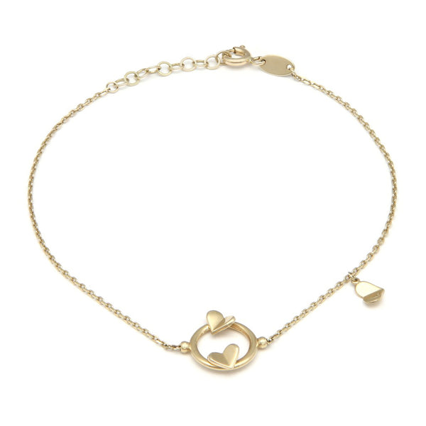 Pulsera eslabón cruzado con aplicación y colgante motivo corazones en oro amarillo 14 kilates.