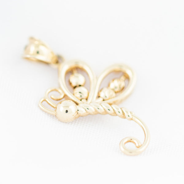 Dije diseño especial motivo mariposa en oro amarillo 14 kilates.