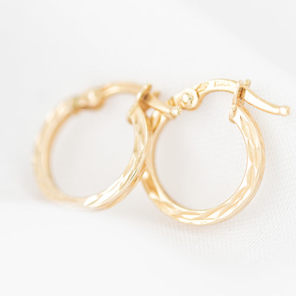 Arracadas facetadas en oro amarillo 14 kilates.