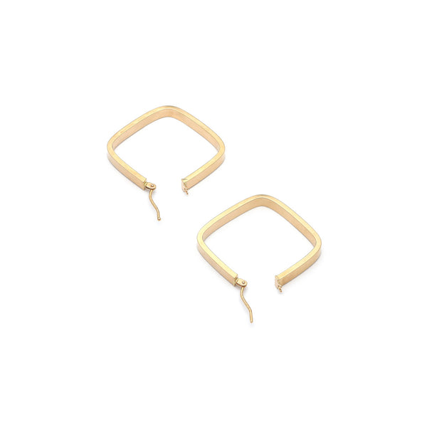 Arracadas cuadradas en oro amarillo 14 kilates.