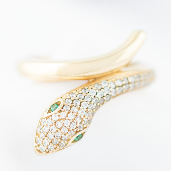 Anillo diseño especial motivo serpiente con circonias en oro amarillo 14 kilates.