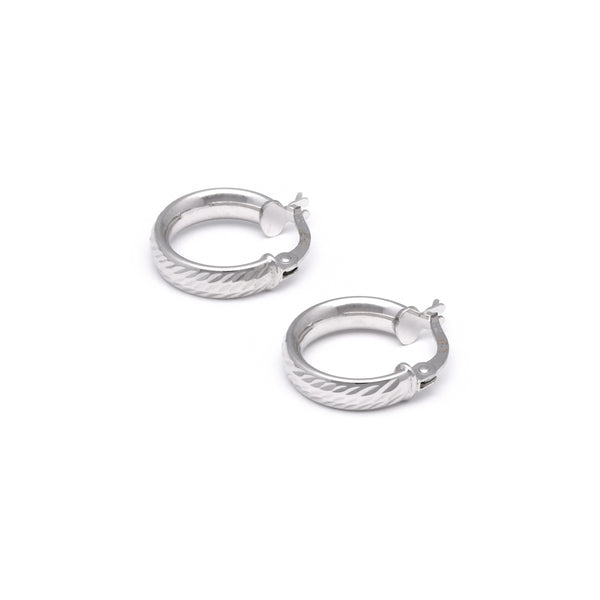 Arracadas martilladas huecas en oro blanco 14 kilates.